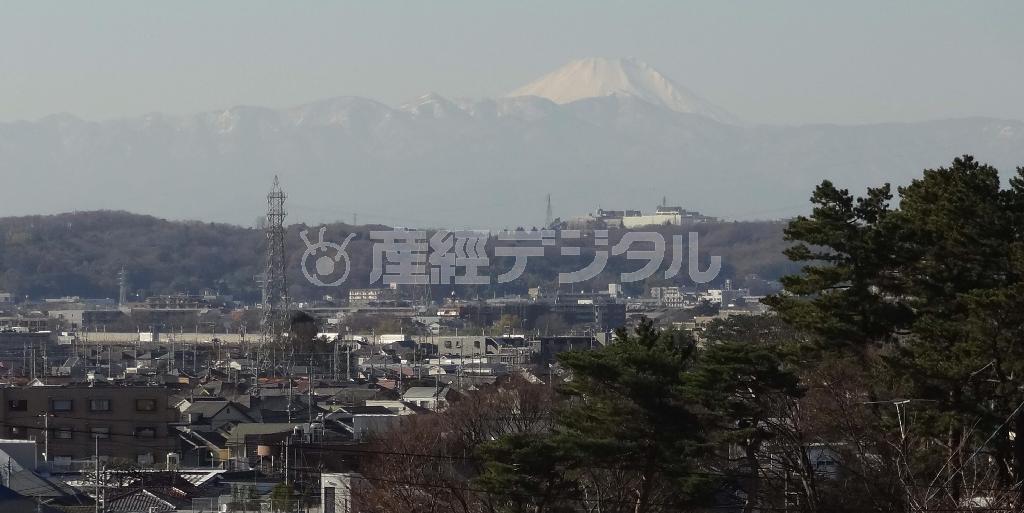 ≪世田谷の「岡本三丁目の坂」（別名・富士見坂）≫＿＿東京都世田谷区の「岡本３丁目の坂」から眺めた西の空に浮かぶ富士山。かつては東京のあちこちでこの雄大な山を拝むことができた＝２０１３年１２月２５日（今泉有美子撮影）