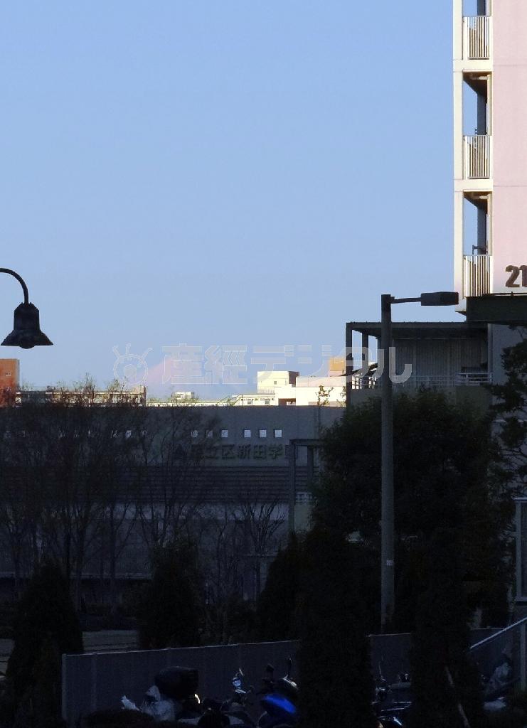 ≪足立の「ふじみ坂」≫＿＿住宅の間に、ぽっかりと顔を出した富士山。川沿いの土手を散歩しながら眺めるのもお薦め＝２０１３年１２月３１日、東京都足立区新田（今泉有美子撮影）