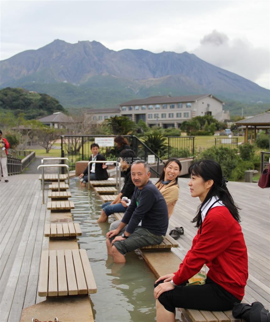 桜島は豊かな自然の恵みをもたらす。温泉もその一つで、桜島を眺めながら足湯が楽しめる＝２０１３年１１月１５日、鹿児島県鹿児島市桜島横山町の「桜島」溶岩なぎさ公園足湯（田中幸美撮影）
