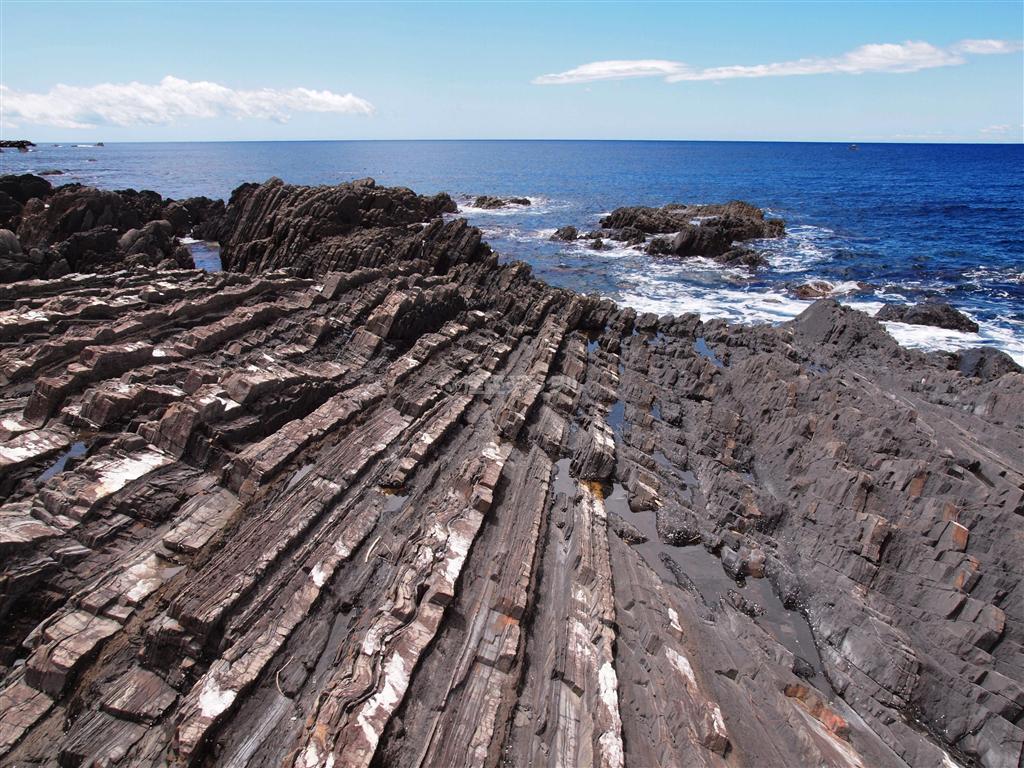 室戸半島は海と陸が出合って新しい大地が誕生する最前線＝２０１２年５月３日、高知県室戸市（室戸ジオパーク提供）