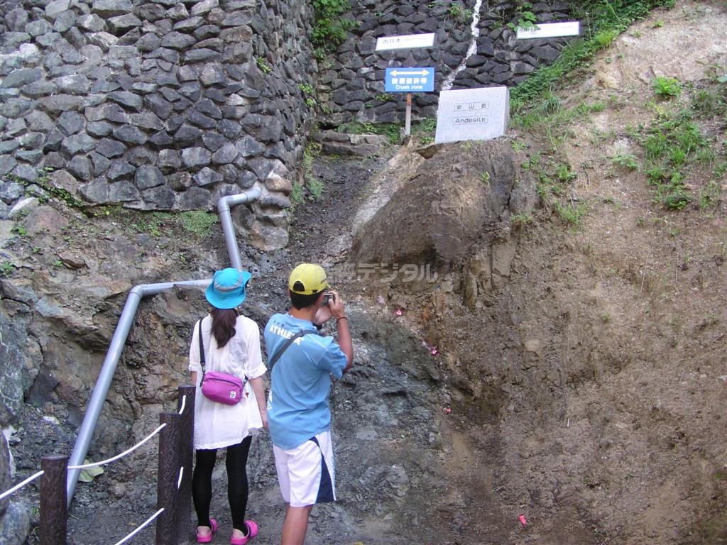 フォッサマグマパークではフォッサマグナ（ラテン語で「大きな溝」）の西側にある「糸魚川－静岡構造線」の断層が露出した場所の見学ができる＝新潟県糸魚川市（フォッサマグナミュージアム提供）