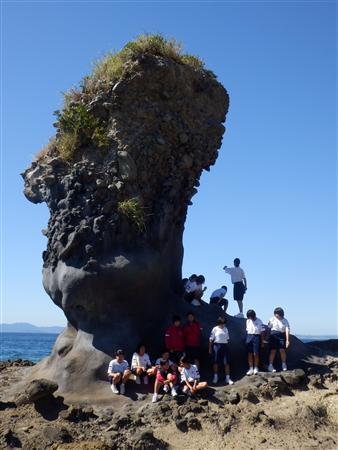 島原半島（長崎県島原市、雲仙市、南島原市）の西側の海岸に立つ岩塔。約１５０万年前に存在し、今は海に沈んでしまった火山の裾野の一部にあたる。半島の成り立ちを巡るジオツアーのコースに組み込まれている＝２０１３年９月１７日、長崎県南島原市（島原半島ジオパーク提供）