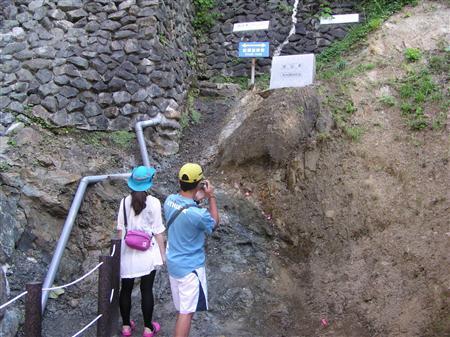 フォッサマグマパークではフォッサマグナ（ラテン語で「大きな溝」）の西側にある「糸魚川－静岡構造線」の断層が露出した場所の見学ができる＝新潟県糸魚川市（フォッサマグナミュージアム提供）