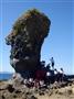 島原半島（長崎県島原市、雲仙市、南島原市）の西側の海岸に立つ岩塔。約１５０万年前に存在し、今は海に沈んでしまった火山の裾野の一部にあたる。半島の成り立ちを巡るジオツアーのコースに組み込まれている＝２０１３年９月１７日、長崎県南島原市（島原半島ジオパーク提供）