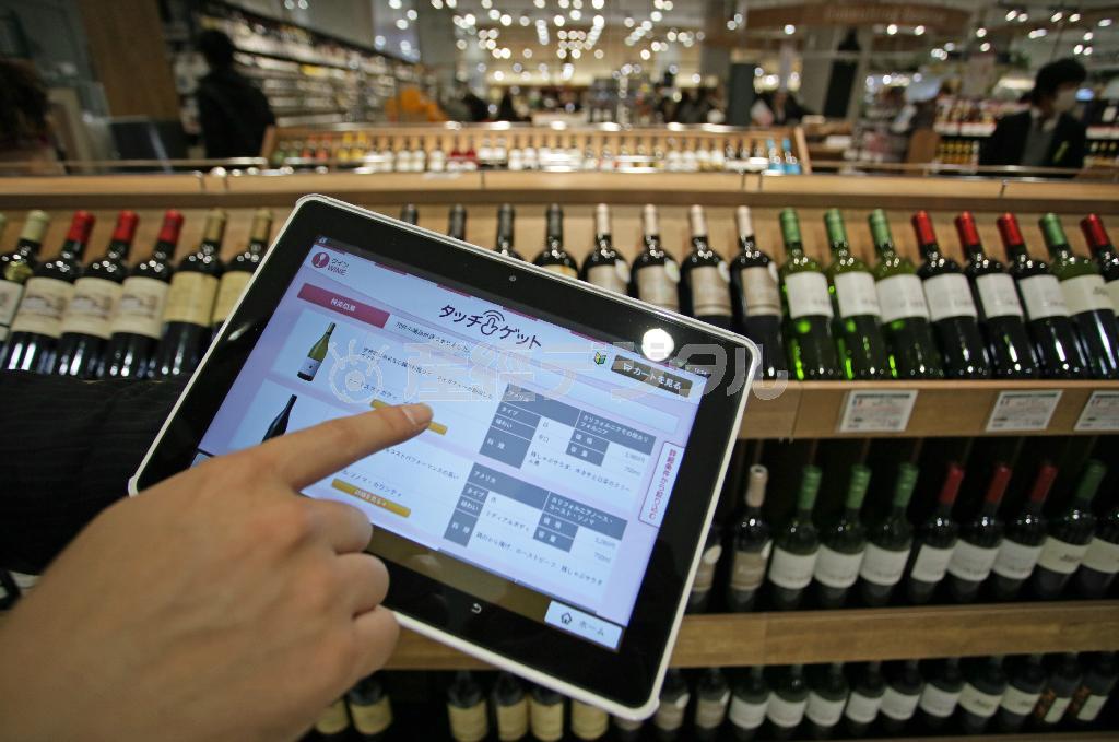 イオンは２０１３年１２月オープンの旗艦店「イオンモール幕張新都心」で、タブレット端末で在庫にないワインを取り寄せるシステムを導入。ネット通販と店舗販売を連携させる「オムニチャネル」に力を注ぐ＝２０１３年１２月１６日、千葉県千葉市美浜区（松本健吾撮影）