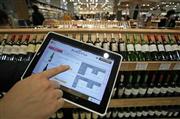 イオンは２０１３年１２月オープンの旗艦店「イオンモール幕張新都心」で、タブレット端末で在庫にないワインを取り寄せるシステムを導入。ネット通販と店舗販売を連携させる「オムニチャネル」に力を注ぐ＝２０１３年１２月１６日、千葉県千葉市美浜区（松本健吾撮影）