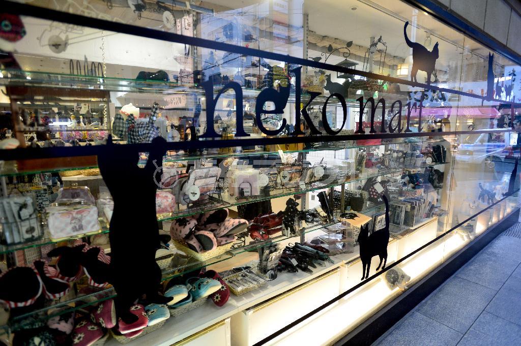 かわいいショーウィンドー。たくさんの猫グッズに足を止める人も＝大阪市北区