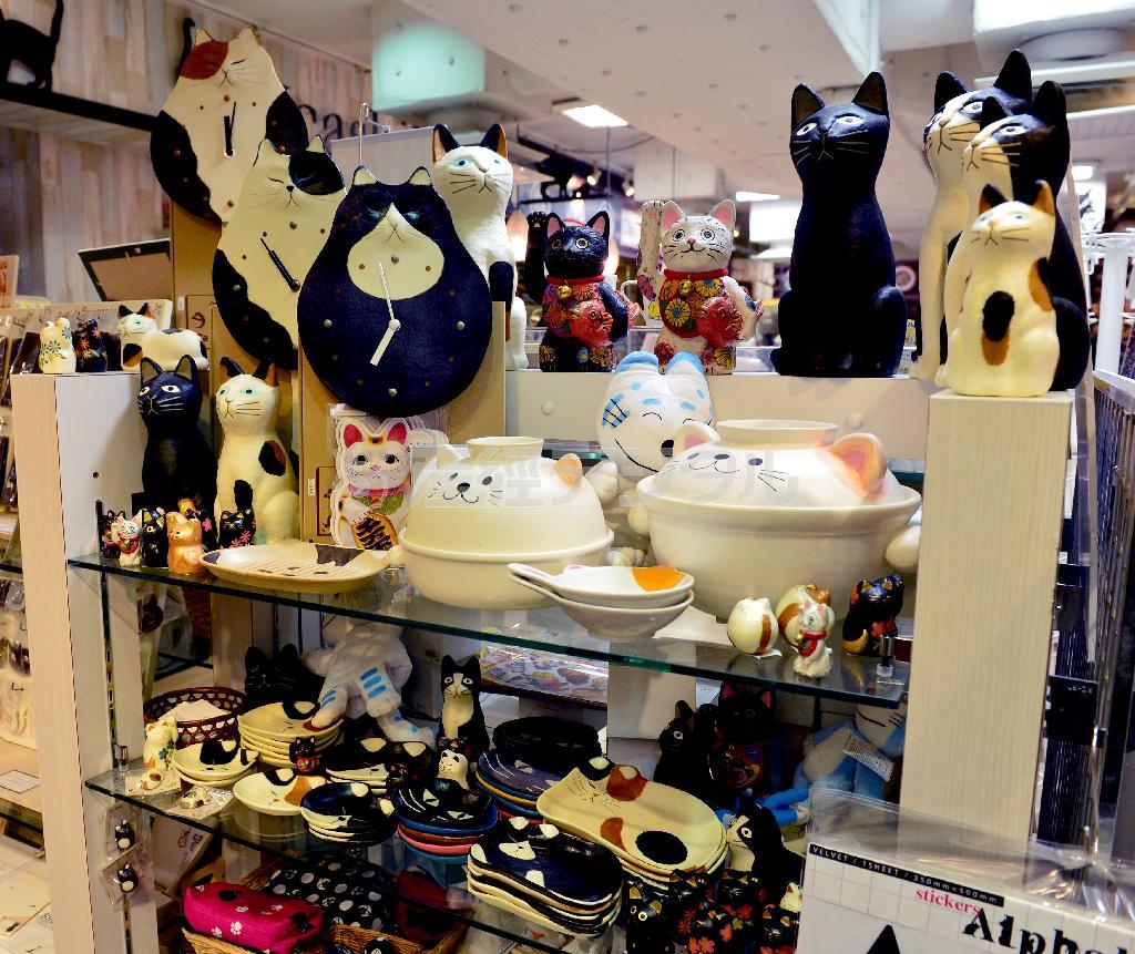 プレゼントにも喜ばれそうな食器類や時計など。いろんな猫アイテムがそろっている＝大阪市北区