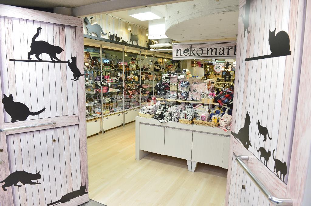 「ｎｅｋｏ＿ｍａｒｔ」入り口。猫が遊んでいるようなドアに思わず顔がほころぶ＝大阪市北区