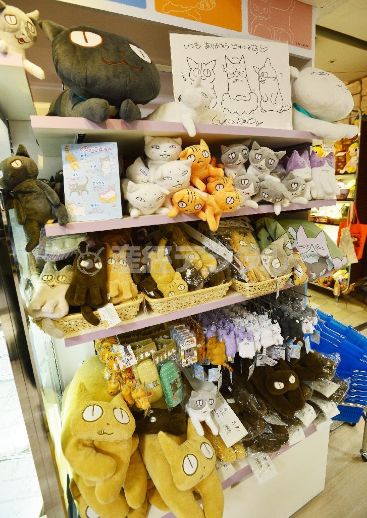 「くるねこ」キャラクターのぬいぐるみコーナーには、くるねこ大和さんの描き下ろし原画も展示＝大阪市北区