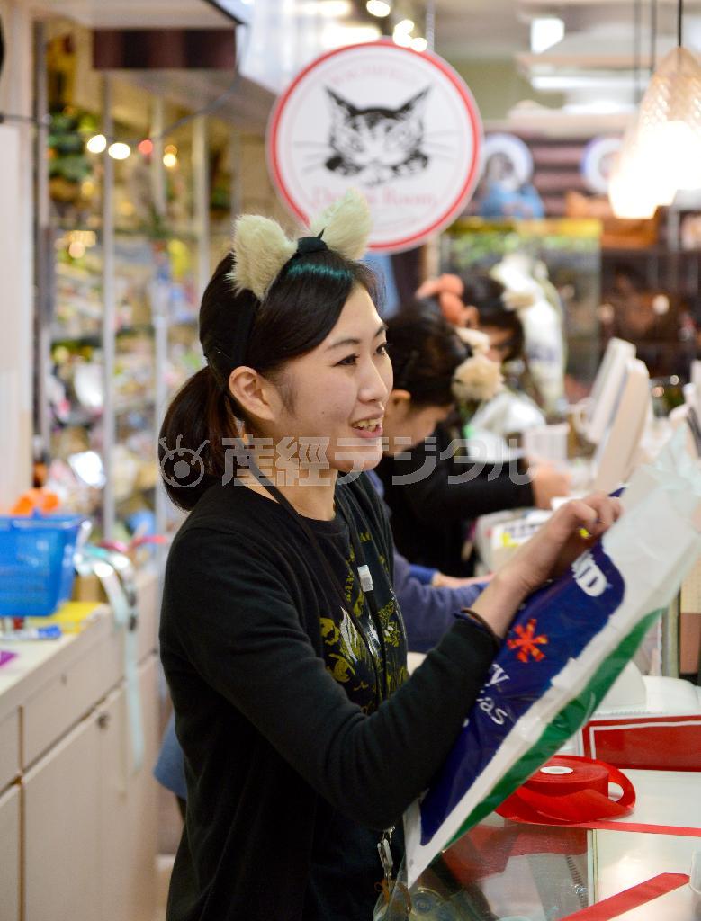 スタッフはみんなお手製の猫耳をつけて笑顔で接客＝大阪市北区（榎本雅弘撮影）