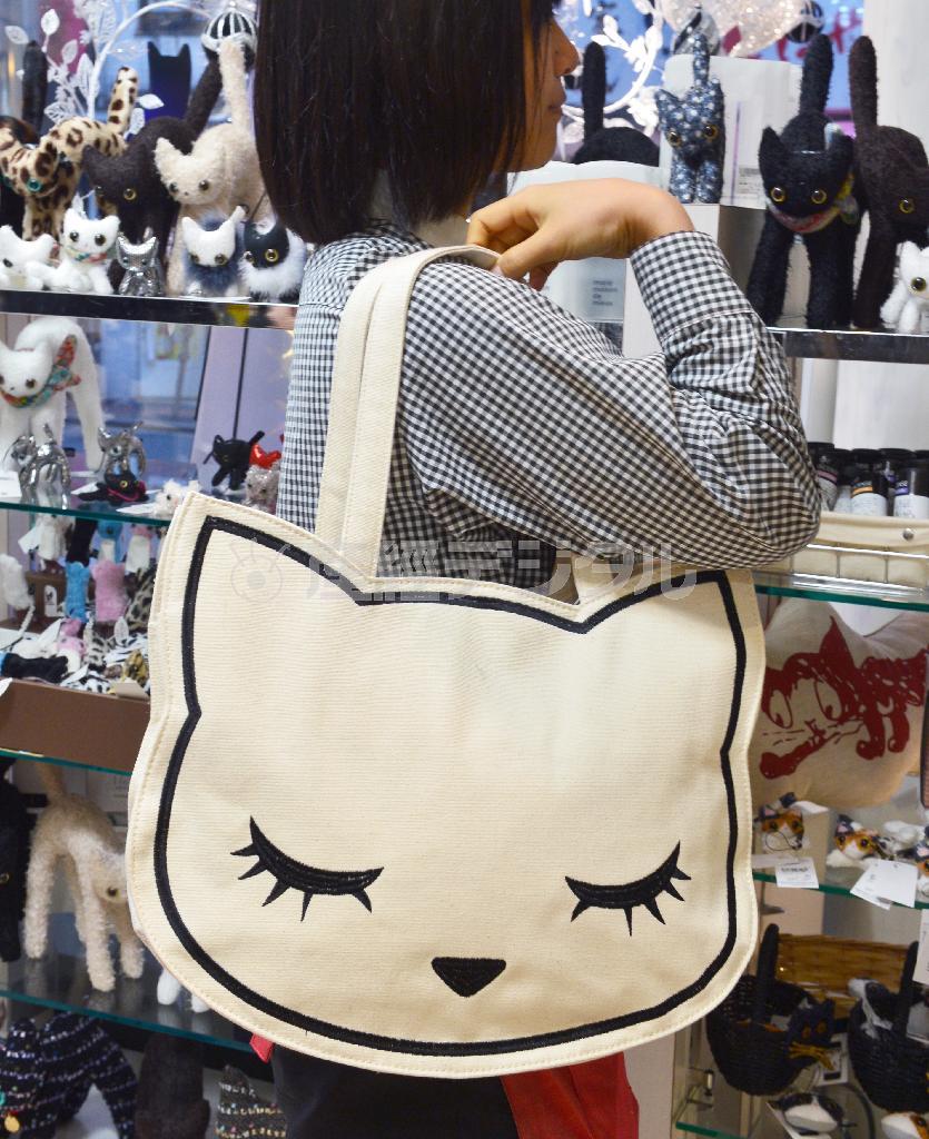 人気の猫バッグ（３０４５円）。サイズや種類も豊富にそろう＝大阪市北区（榎本雅弘撮影）