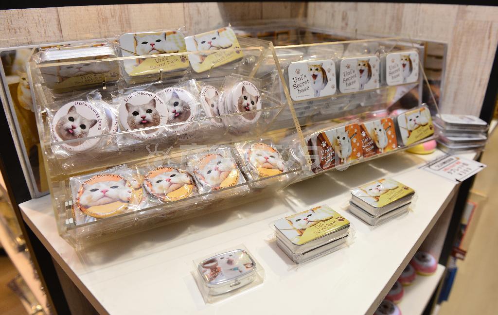 「うにの秘密基地」コーナー。オリジナルの缶ミラー（５０４円）や、タブレット缶（３９９円）など＝大阪市北区