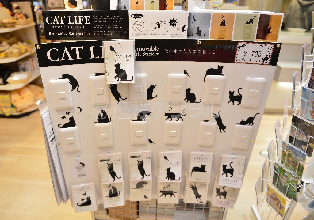 一度完売したという人気のウオールステッカー（各７３５円）。電気のオンオフも楽しい