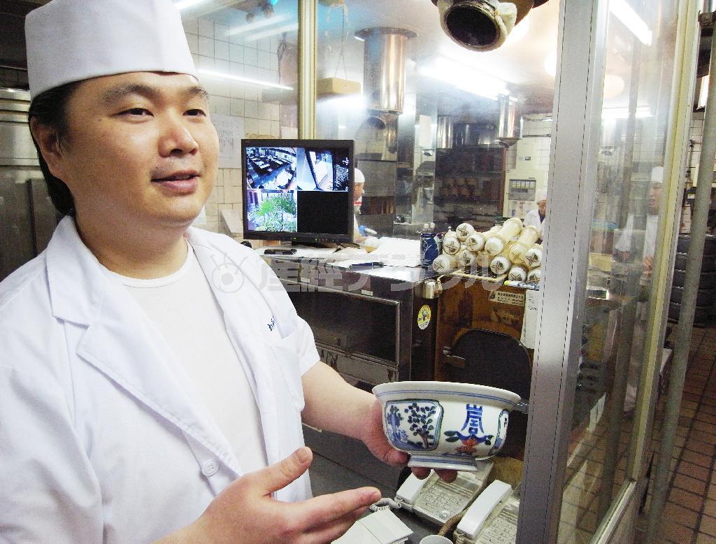 「お椀は温めてお客さんに出します。お椀の形は特注のもので、タレがご飯に広く染み渡るように、底が広く丸みを帯びています」と語る橋本隆専務＝神奈川県横浜市（伴龍二撮影）