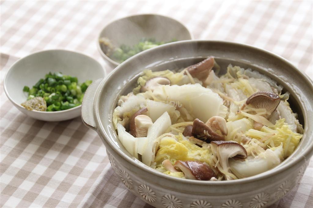 白菜と豚肉の重ね蒸し＿ゆずこしょう風味。※２３０ｋｃａｌ、塩分０．５グラム（１人分）