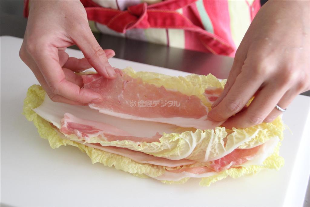 白菜と豚肉の重ね蒸し＿ゆずこしょう風味（作り方１）＿＿白菜、豚しゃぶ肉を交互に５段くらい重ね、５センチ幅に切る（今泉有美子撮影）