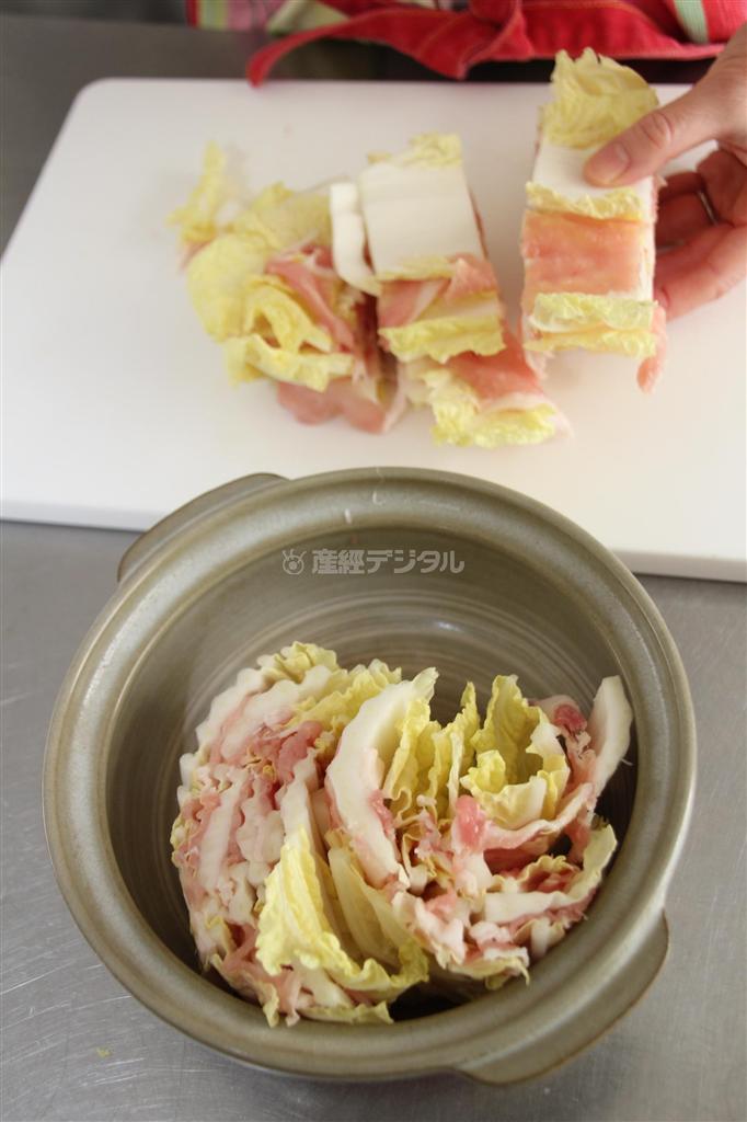 白菜と豚肉の重ね蒸し＿ゆずこしょう風味（作り方２）＿＿鍋に（作り方１：白菜、豚しゃぶ肉を交互に５段くらい重ね、５センチ幅に切る）を敷き詰め、しょうがをちらしてしいたけをのせ、酒、水を入れる。中火にかけ、煮立ったら蓋をして弱火で煮る（今泉有美子撮影）