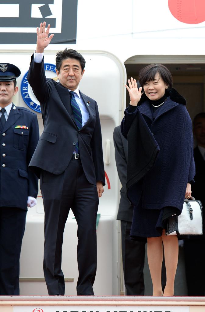 中東・アフリカ４カ国を訪問するため、羽田空港から政府専用機で出発する安倍晋三首相と昭恵夫人＝９日午前、羽田空港
