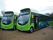 三井物産が主導して英国の中規模都市ミルトンキーンズで本格的な実証実験を始めた非接触充電型のＥＶバス＝９日、ロンドン北西部のミルトンキーンズ市