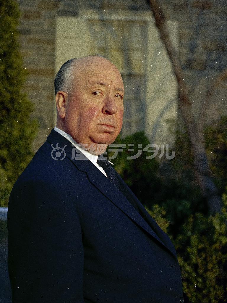 サスペンス映画の巨匠、アルフレド・ヒチコック監督。その「恐怖表現」に大きな影響を与えたとされるホロコーストを描いたドキュメンタリーが公開される＝１９６８年撮影（ＡＰ）