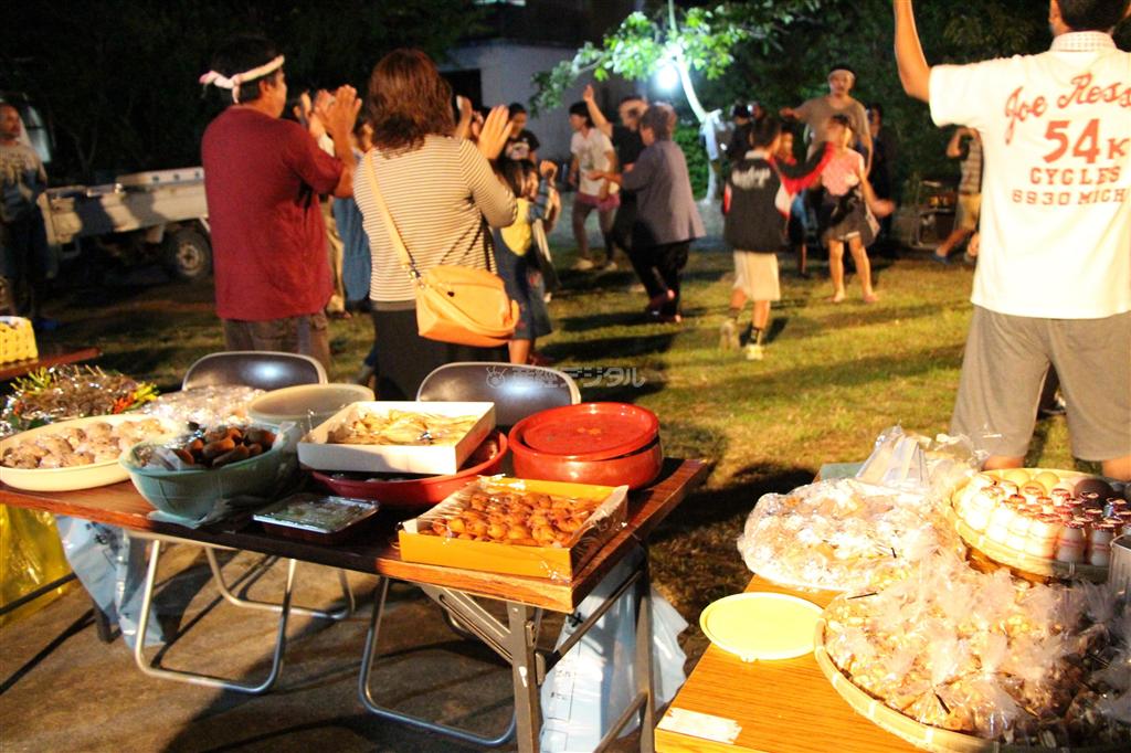 鹿児島県奄美市笠利町手花部（てけぶ）集落の「種下ろし」。突然の取材でも人々は快く迎え入れてくれた＝２０１３年１０月２０日、奄美大島（津川綾子撮影）