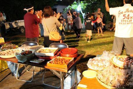 鹿児島県奄美市笠利町手花部（てけぶ）集落の「種下ろし」。突然の取材でも人々は快く迎え入れてくれた＝２０１３年１０月２０日、奄美大島（津川綾子撮影）