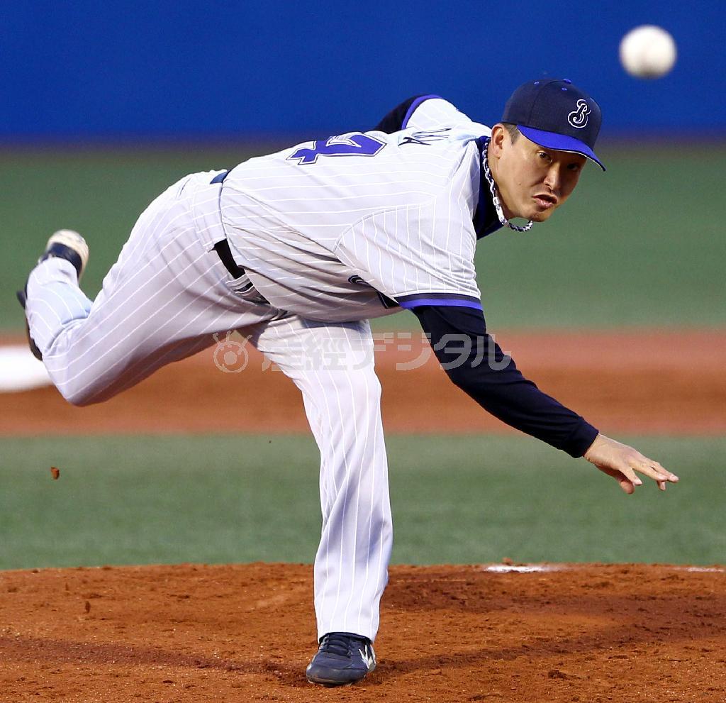 日本球界で１６年ぶりの勝利を挙げ、復帰初登板を白星で飾った大家友和＝２０１０年５月２日、東京都新宿区・神宮球場（春名中撮影）