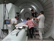 陽子線治療を受けるため準備する女児（中央）。１ミリ単位で照射制御がなされ、治療後遺症の可能性が低くなる＝茨城県つくば市の筑波大学付属病院陽子線医学利用研究センター