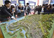 昨春、北京市内で開催された不動産物件展示会。“バブル崩壊”が現実味を帯びてきた（共同）