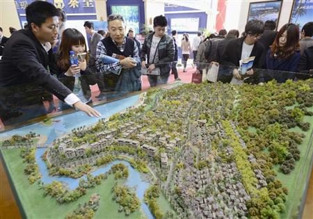 昨春、北京市内で開催された不動産物件展示会。“バブル崩壊”が現実味を帯びてきた（共同）
