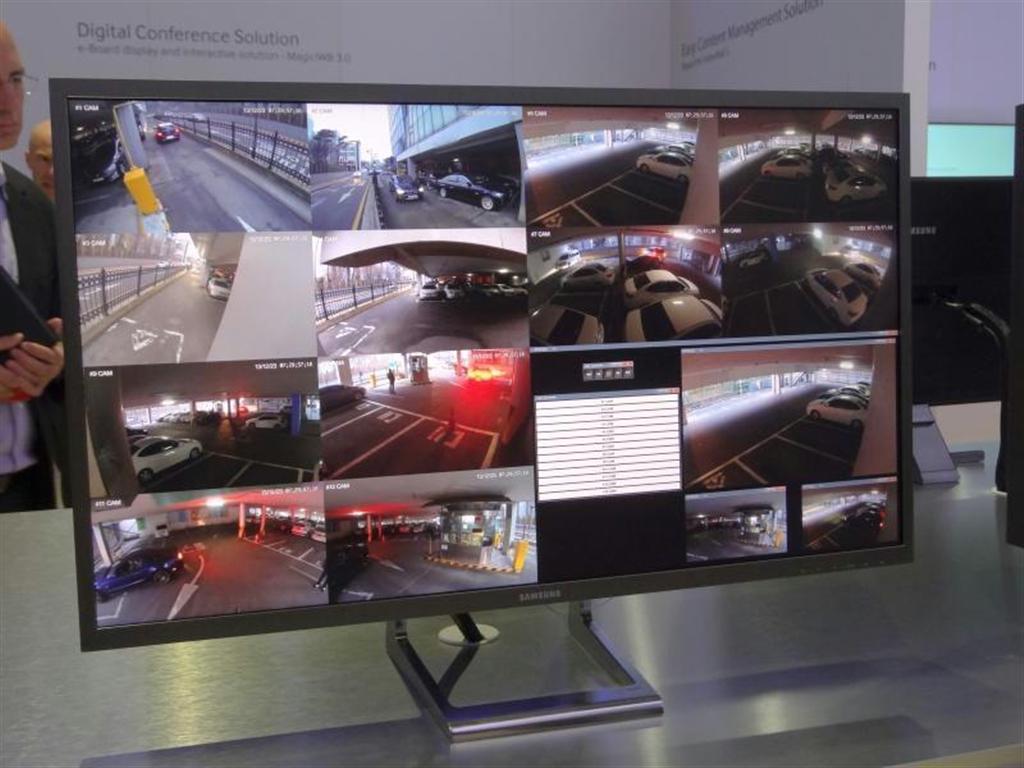 サムスンの４Ｋ対応ディスプレー「ＪＤ９７０」。フルＨＤの動画を４つ同時に再生できる