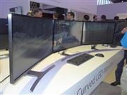 湾曲型ディスプレーを３台並べると表面が大きな弧を描く