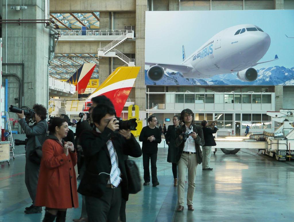 製造中の機体が並ぶエアバス本社内の工場＝フランス南西部トゥールーズ（内藤泰朗撮影）