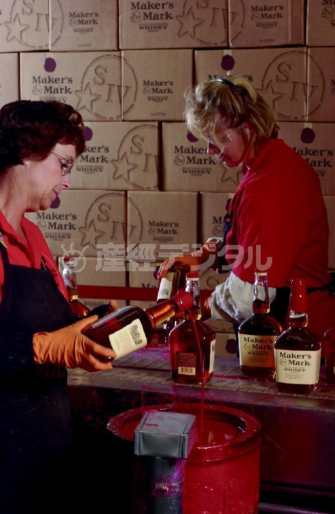 ビーム社のバーボンウイスキー「メーカーズマーク」の製造風景（サントリーホールディングス提供）