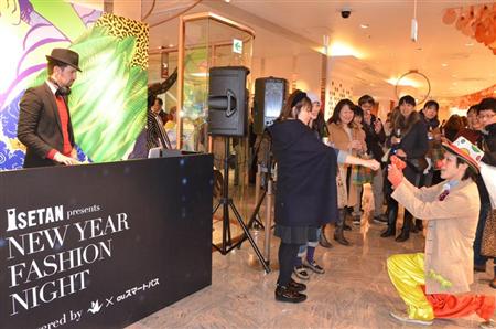 閉店後の伊勢丹新宿店で行われたＫＤＤＩ「ａｕスマートパス」会員向けの限定イベントでバルーンアートをプレゼントされる招待客＝１１日、東京都新宿区