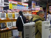 無駄な機能を省いて価格を抑えた暖房器具が多く並ぶ家電量販店の売り場＝２０１４年１月１０日、東京・秋葉原（東京都千代田区）のヨドバシカメラマルチメディアＡｋｉｂａ（米沢文撮影）