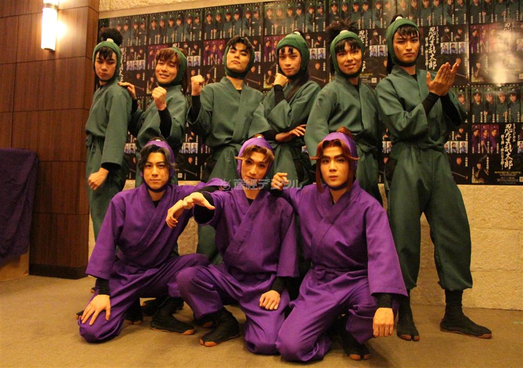 忍術学園４年生（前列）と６年生（後列）がアクションで魅せる＝２０１４年１月８日（提供写真）