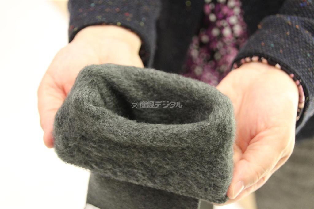 ワコールが提案するショート丈のレッグウォーマーは、裏起毛で暖かく足を包み込んでくれる（１８９０円、今泉有美子撮影）