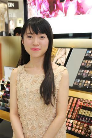 鮮やかなリップと目元の自然なパール感で、春らしさを演出してみよう（今泉有美子撮影）