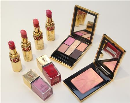 イヴ・サンローランの店頭には、春を先取りした新色のリップスティックやパレットが並んでいる。モデル使用色：中央のアイシャドーパレット（７９８０円）、ネールカラー左（Ｎｏ．４８、３１５０円）、リップスティック（Ｎｏ．３３、４２００円）