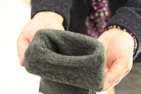 ワコールが提案するショート丈のレッグウォーマーは、裏起毛で暖かく足を包み込んでくれる（１８９０円、今泉有美子撮影）
