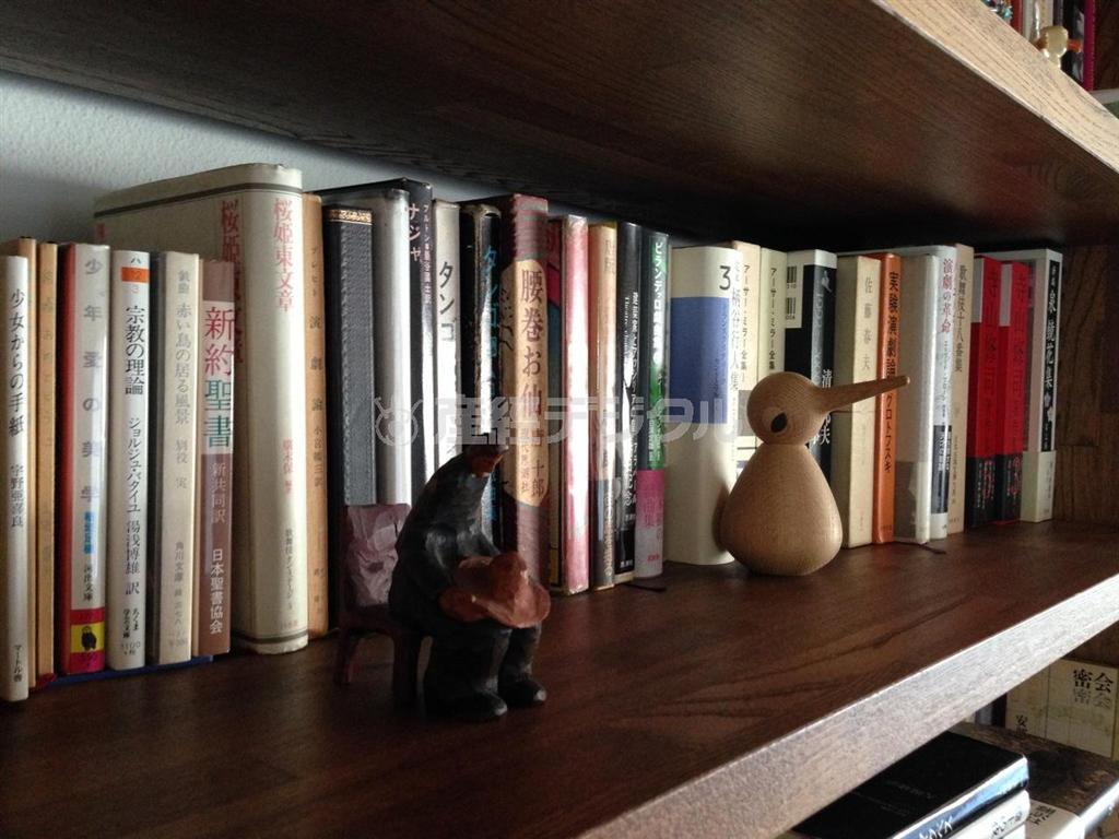 結局のところ本を眺めているか、少年の予想通り酒をくらってばかりの正月（長塚圭史さん撮影）