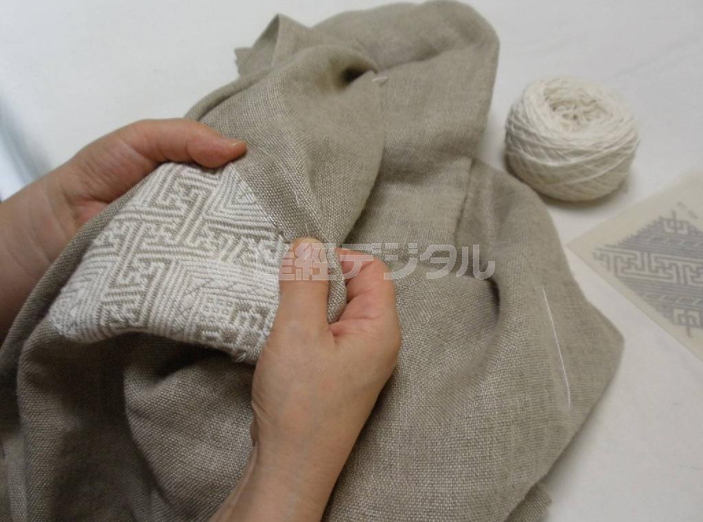 布地の奇数目を拾って針を刺していく（提供写真）