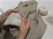 布地の奇数目を拾って針を刺していく（提供写真）