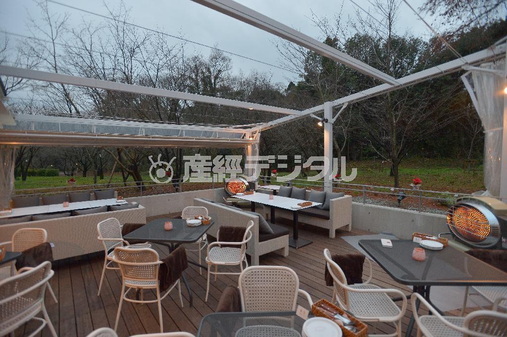 店名通り“緑の中”のテラス席では、バーベキューも楽しめる。寒い季節はシートで覆い暖房器具を設置＝２０１３年１２月１９日、京都市左京区（榎本雅弘撮影）