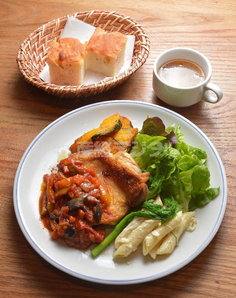 「日替わりのランチプレート」（９５０円）。チキンのグリル・ラタトゥイユソースとたっぷりの野菜プレートにスープとパンがつく
