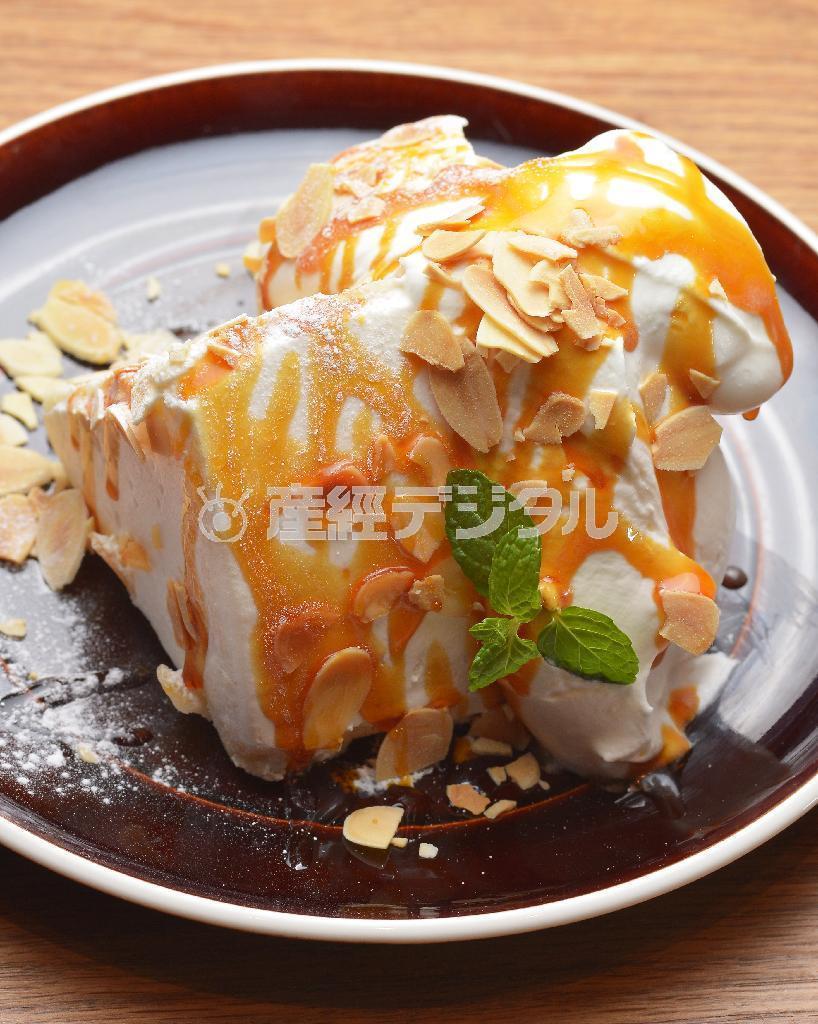 ふわふわシフォンにたっぷりのクリームとキャラメルソースの「エンゼルフードケーキ」（５５０円）は、ボリューム満点の人気スイーツ