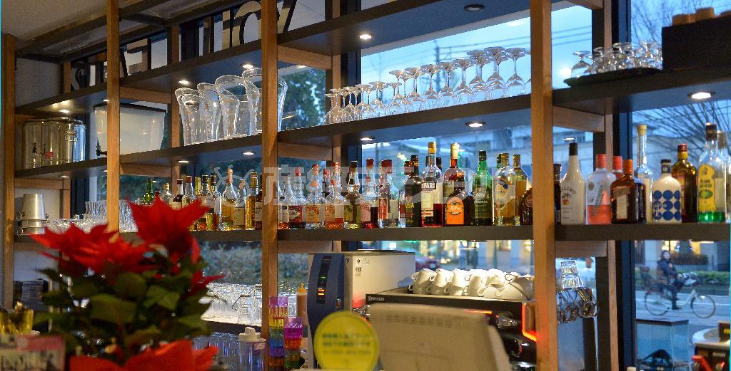 ビールやワインの種類も豊富。自家製サングリアやフレッシュフルーツのカクテルなども＝２０１３年１２月１９日、京都市左京区（榎本雅弘撮影）