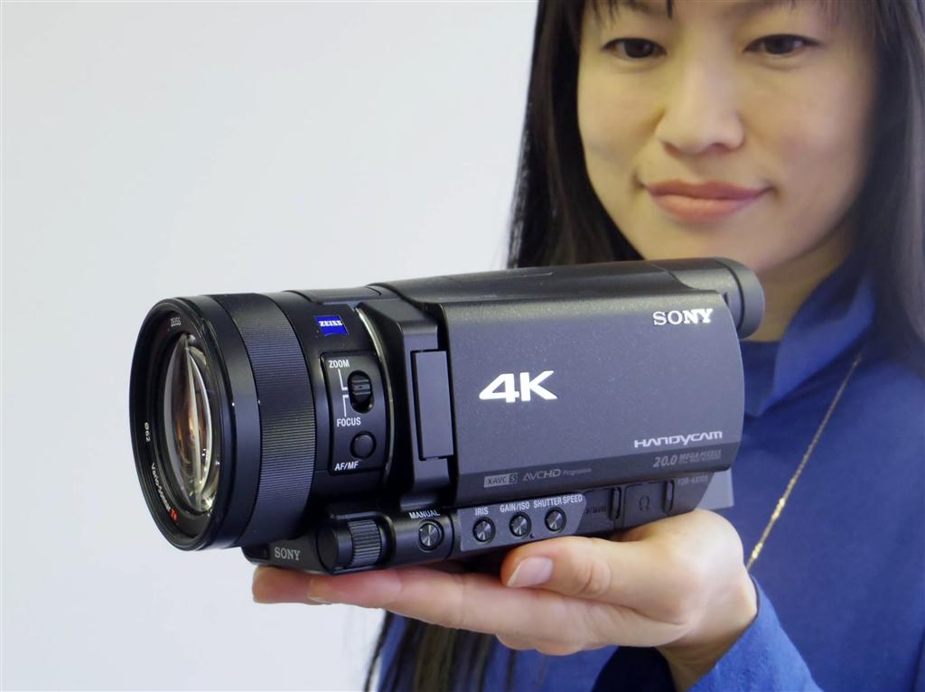 ４Ｋに対応したソニーの小型ビデオカメラ＝１５日、東京都千代田区（米沢文撮影）